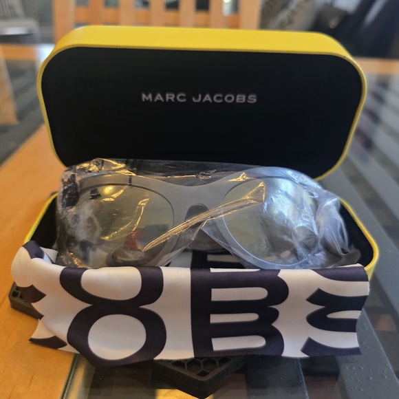 NWT Marc Jacobs Women\'s Sunglasses in Chic Gray main image 11
